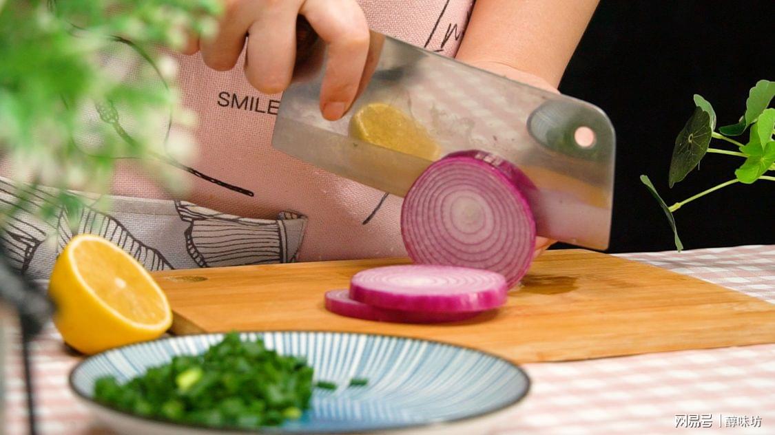 生活经验最简单三个例子:香蕉保鲜、剥蒜技巧、切洋葱防流泪,让厨房更轻松 生活经验最简单三个例子:香蕉保鲜、剥蒜技巧、切洋葱防流泪,让厨房更轻松